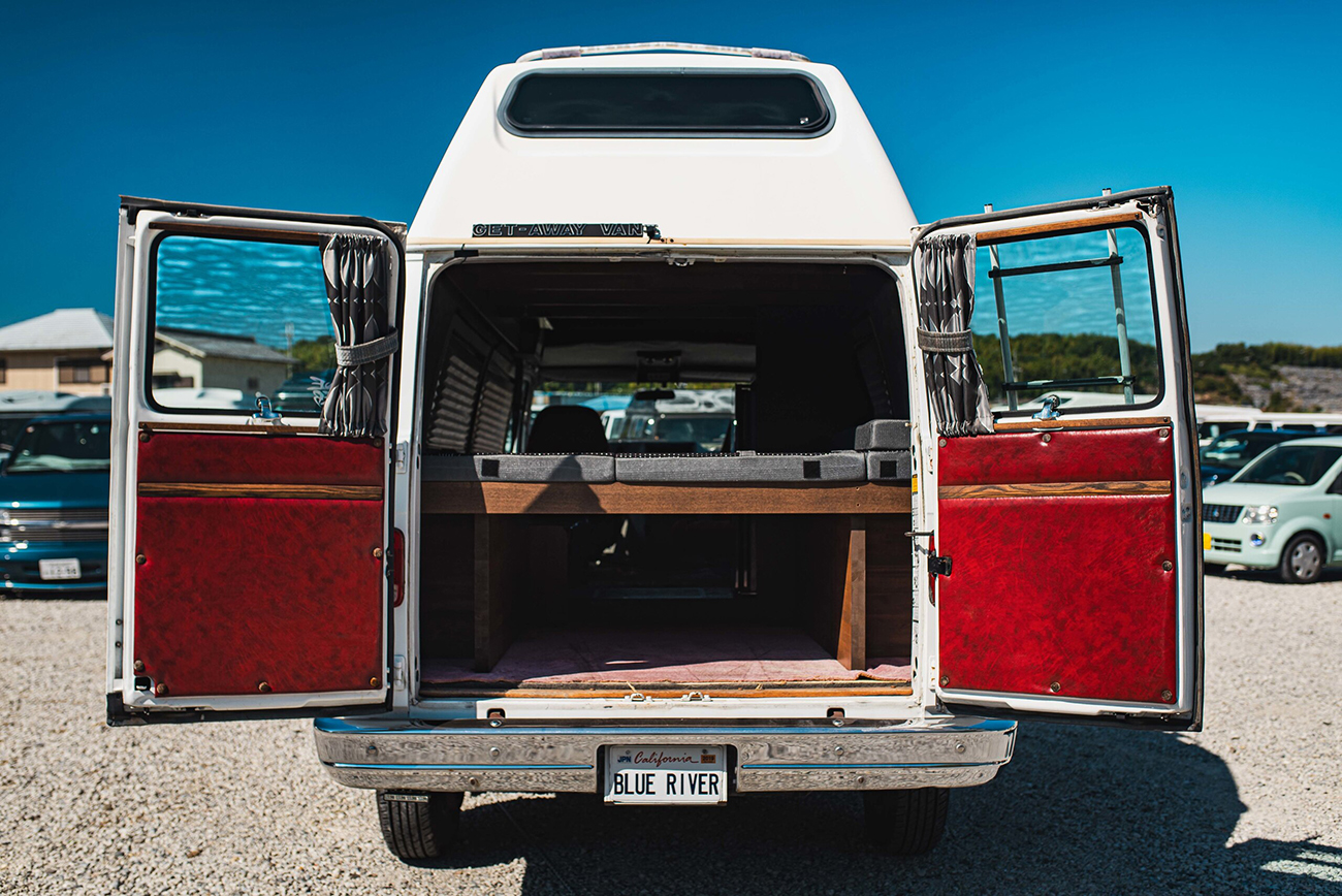 シボレーシェビーバンキャンピングカーバックスタイル