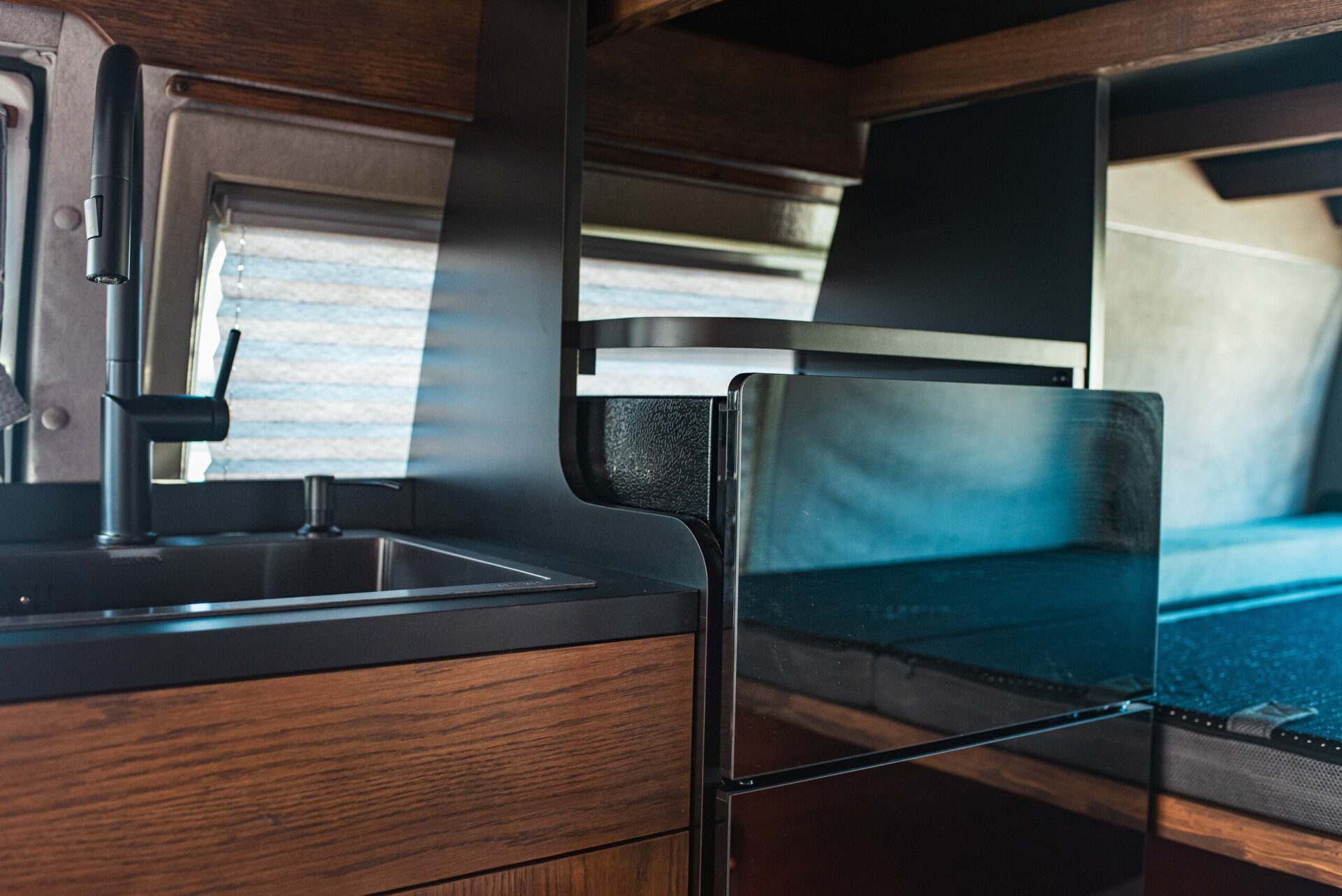 シボレーシェビーバンキャンピングカーキッチン