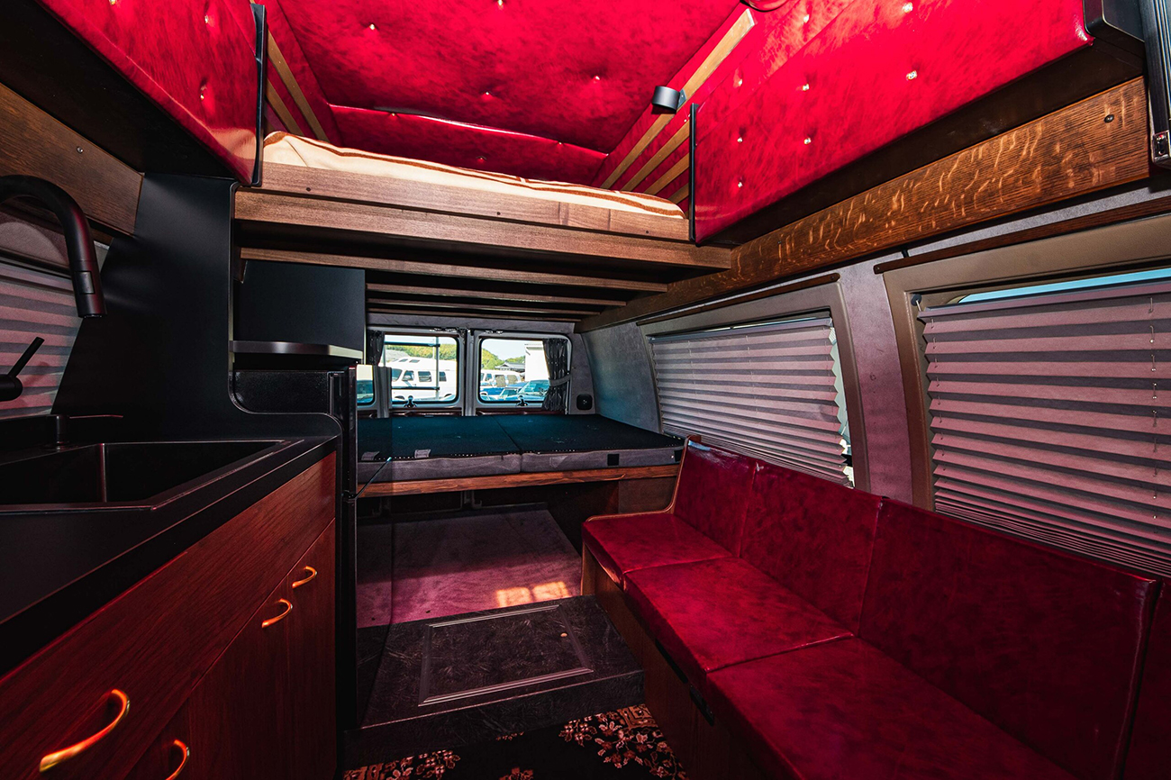 シボレーシェビーバンキャンピングカー車内