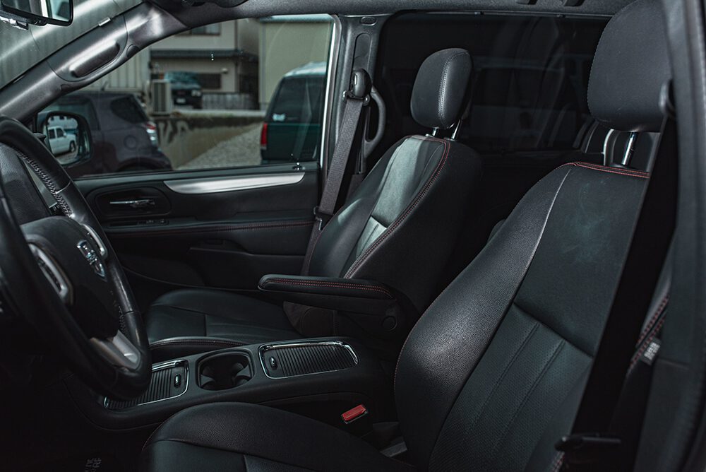 ダッジグランドキャラバン運転席画像