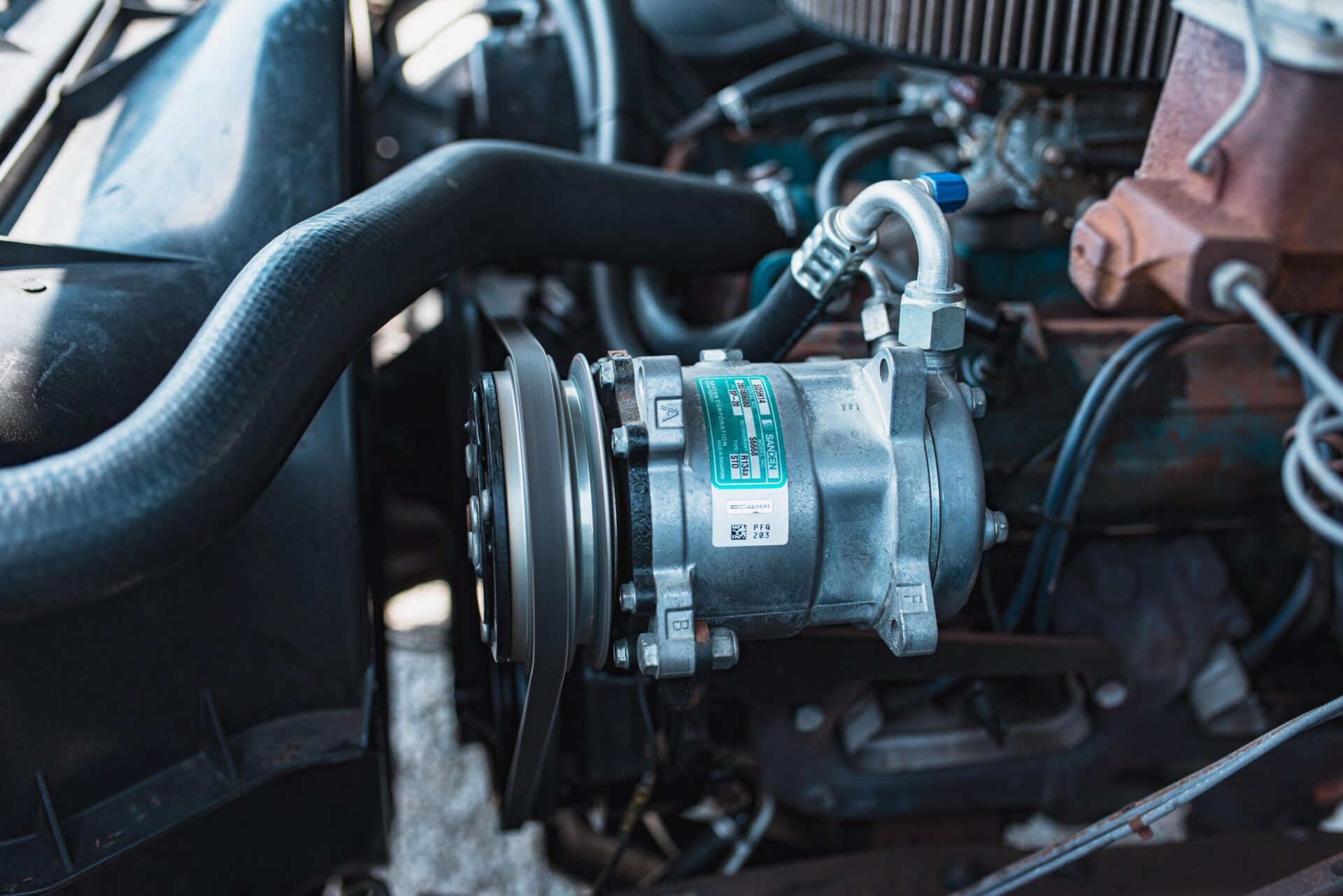 シボレー K-5ブレイザーエンジンルーム705画像