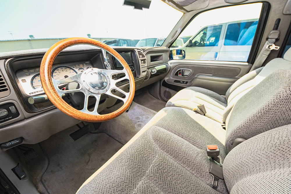シボレーサーバン20250803-2運転席画像