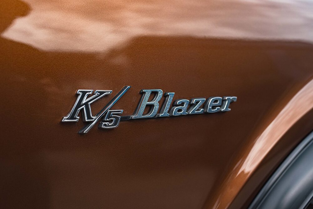 シボレーK5ブレイザーブラウンロゴ