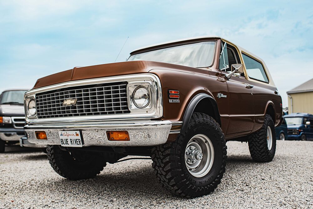 シボレーK5ブレイザーブラウン右向き