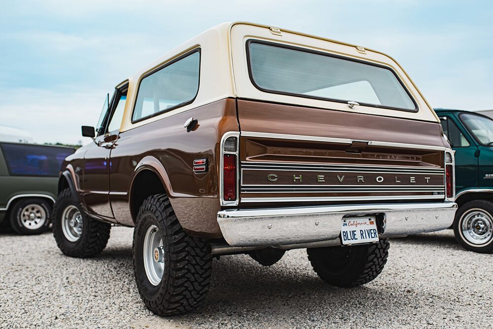 シボレーK5ブレイザーブラウン左向きバック画像