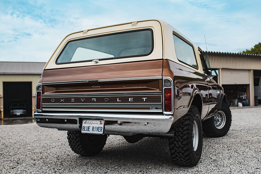 シボレーK5ブレイザーブラウン右向き２バック画像