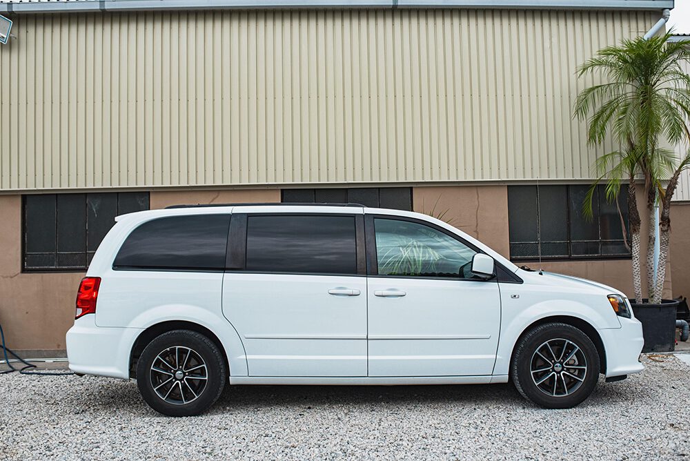 ダッジグランドキャラバンサイド画像２