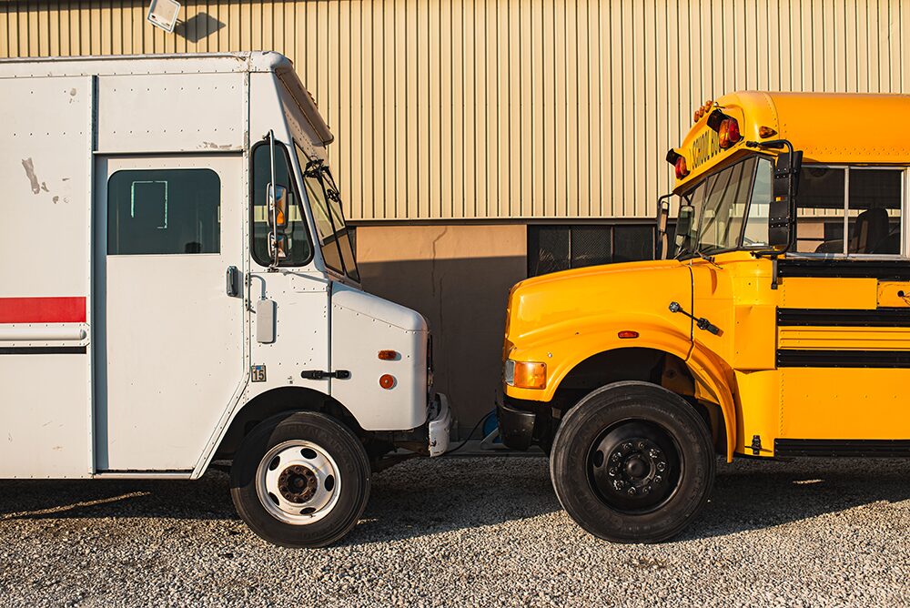 劇用車スクールバスとトラック