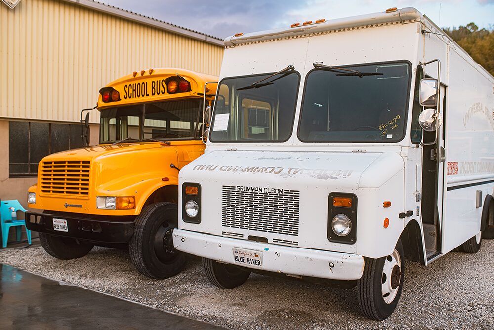 劇用車スクールバス＋トラックフロント画像